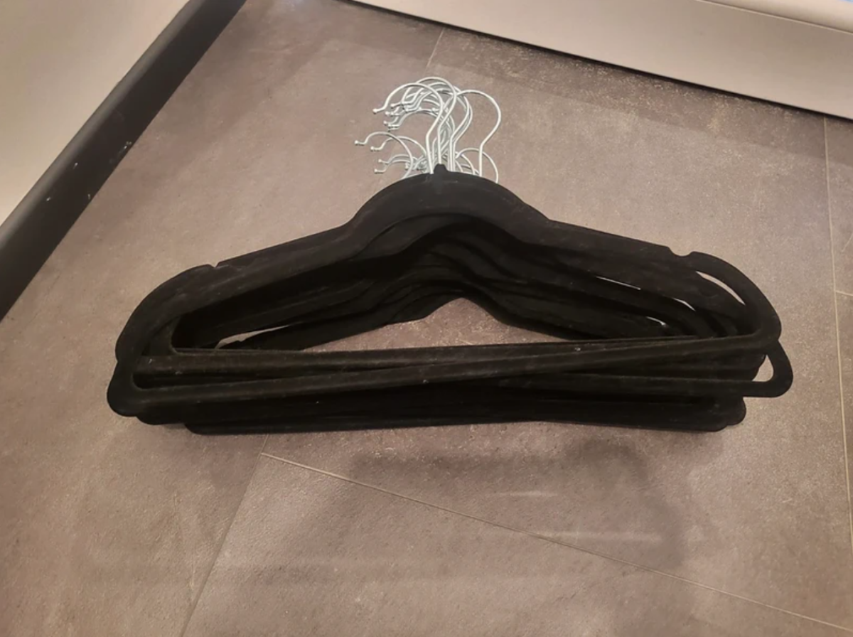 Image Lot de cintres noirs en velours