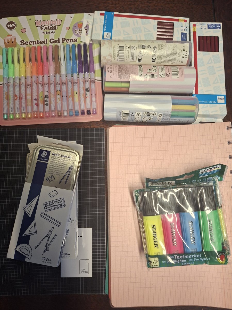 Illustration de Fourniture scolaire à donner