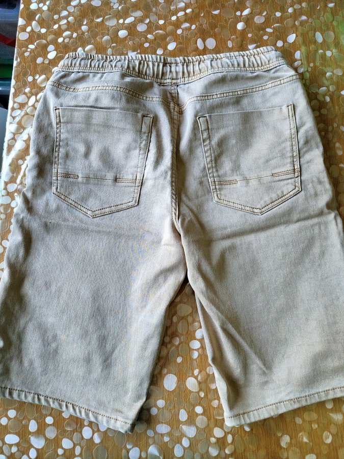 Illustration de Bermuda ado Kiabi taille 34