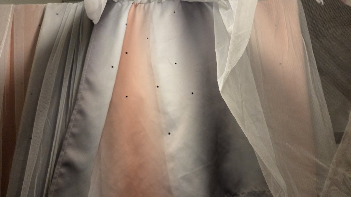 Illustration de Tentures pour chambre enfant