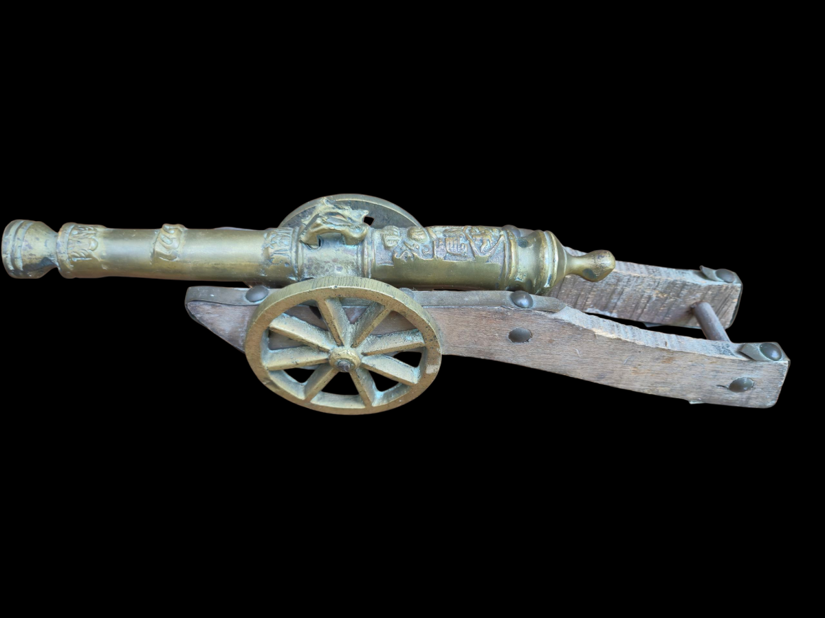 Illustration de Ancien petit canon décoratif 
