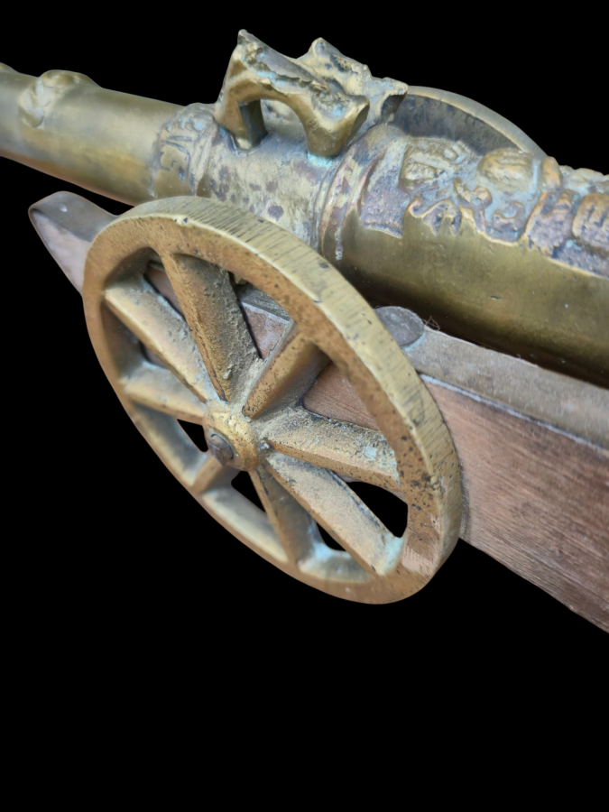 Illustration de Ancien petit canon décoratif 