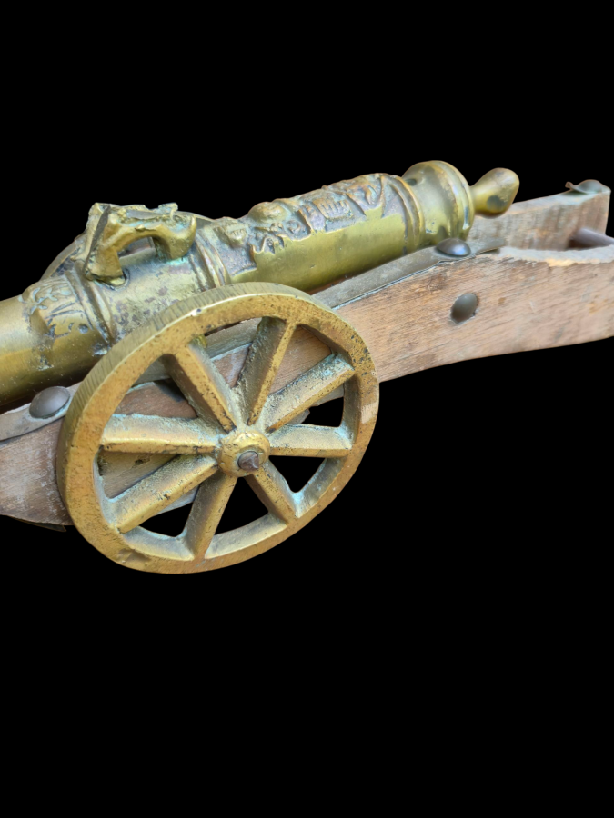 Illustration de Ancien petit canon décoratif 