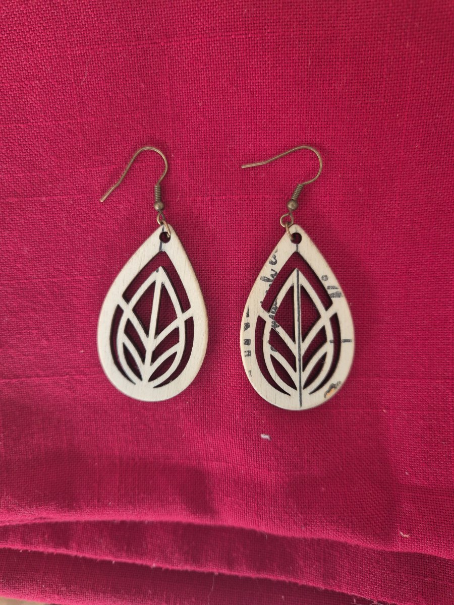 Illustration de Boucles d’oreilles en bois. Pièce unique 