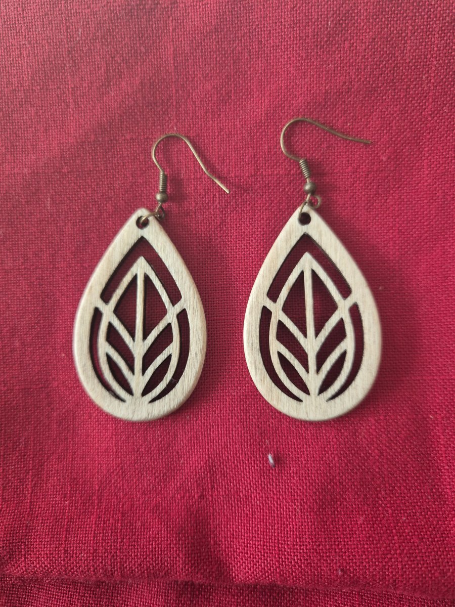 Illustration de Boucles d’oreilles en bois. Pièce unique 