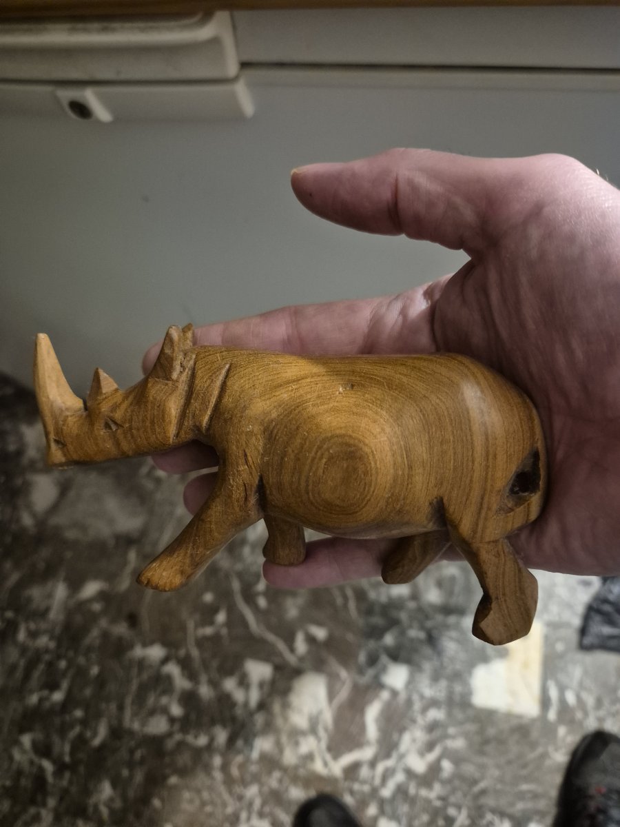 Image Petit rhinocéros en bois