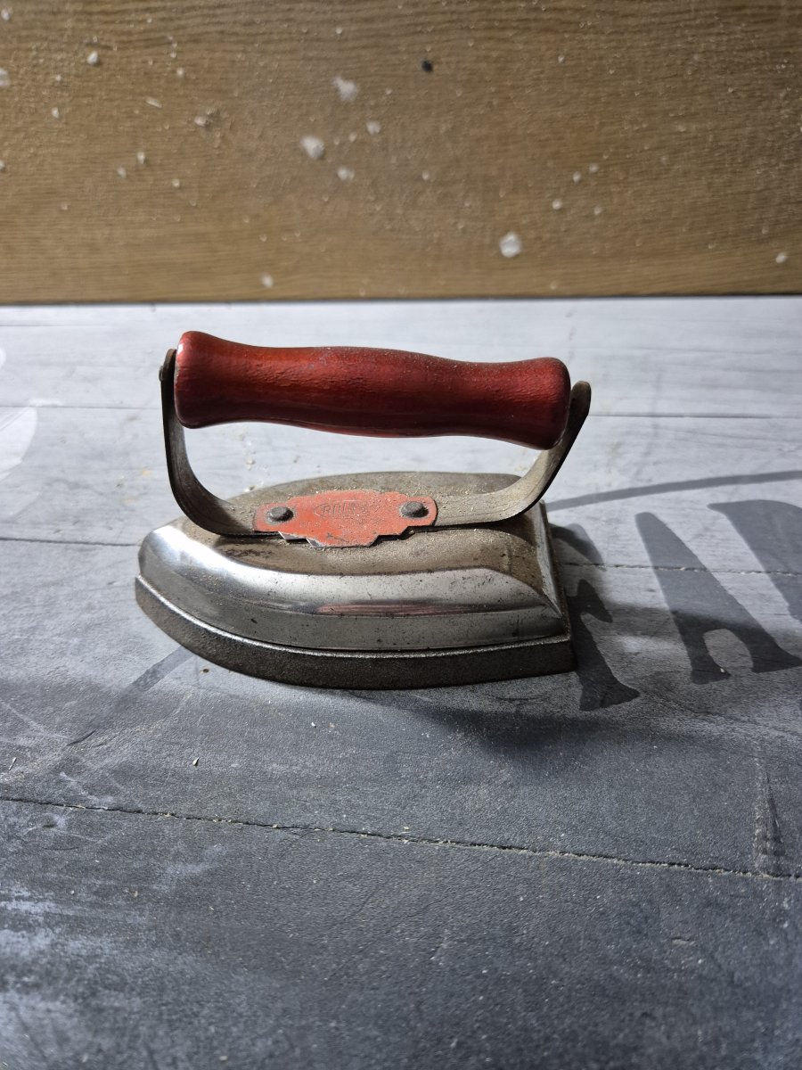 Image Ancien mini fer à repasser.