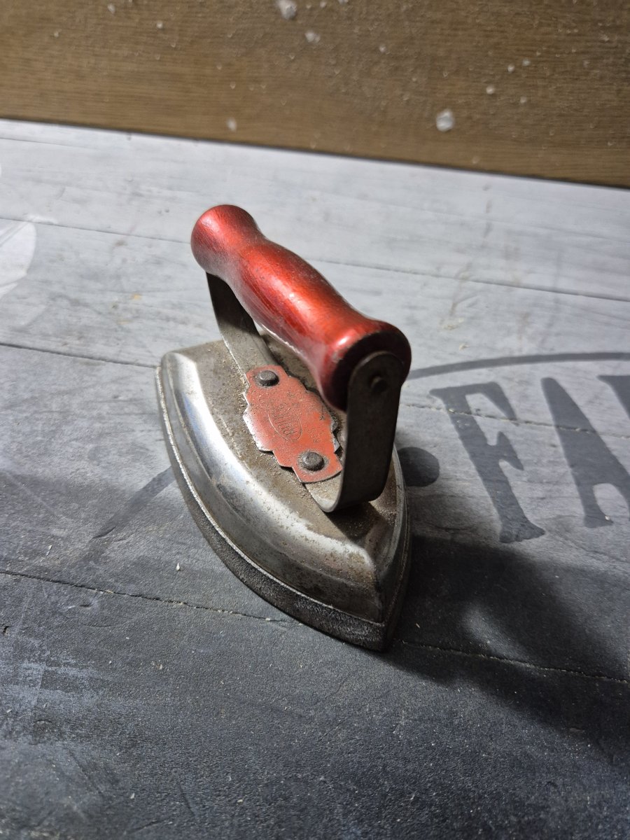 Illustration de Ancien mini fer à repasser.