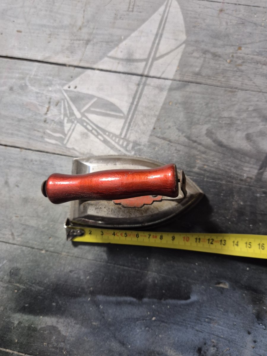 Illustration de Ancien mini fer à repasser.