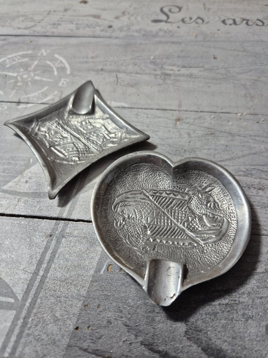 Illustration de 2 anciens mini cendriers. 