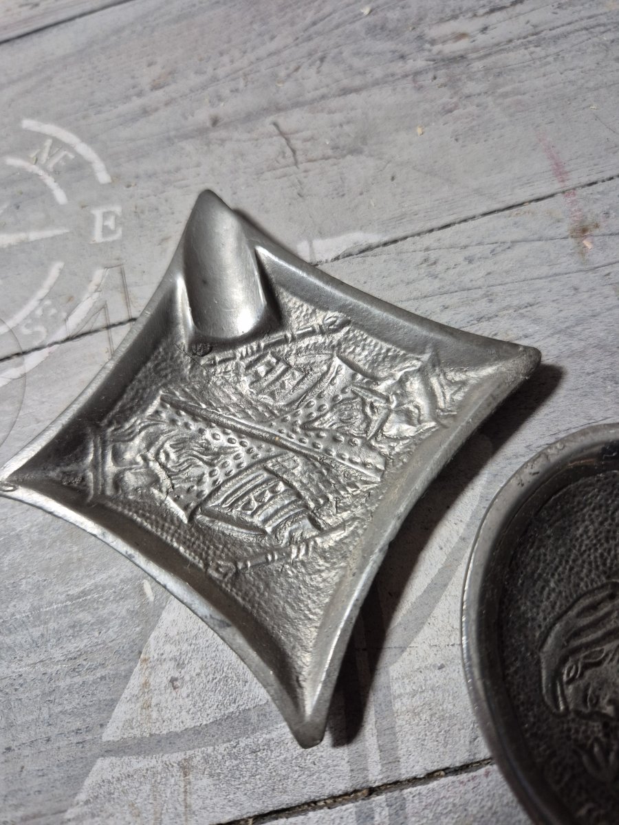 Illustration de 2 anciens mini cendriers. 