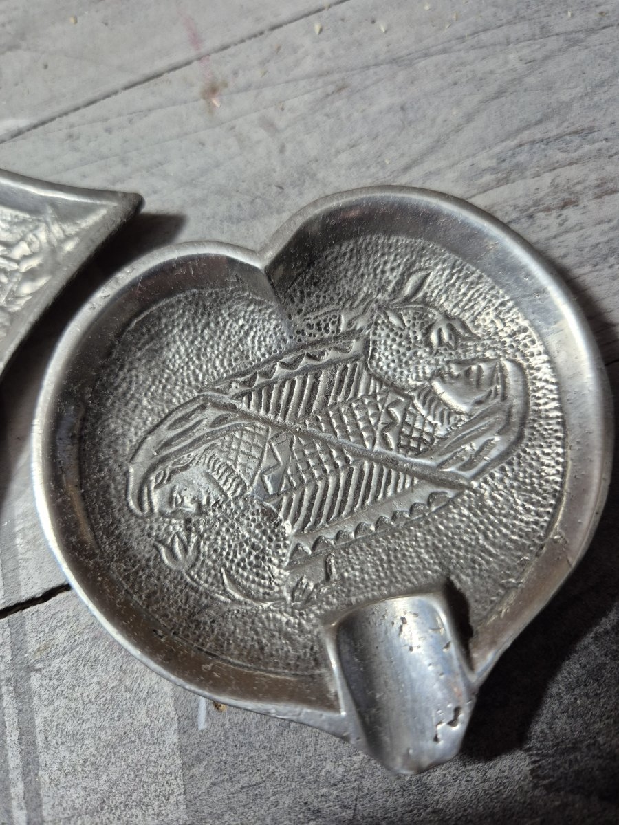 Illustration de 2 anciens mini cendriers. 