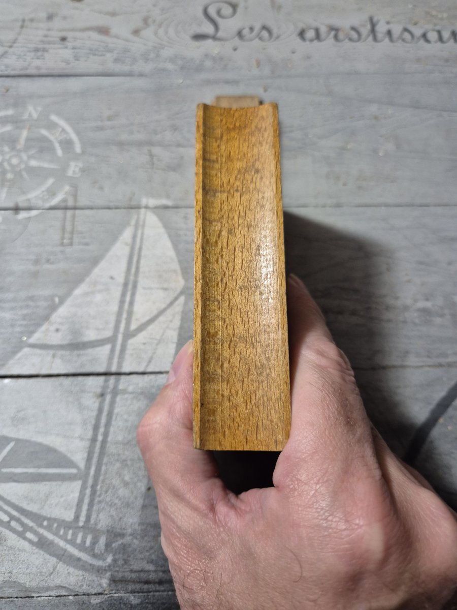 Illustration de Ancien porte carte en bois