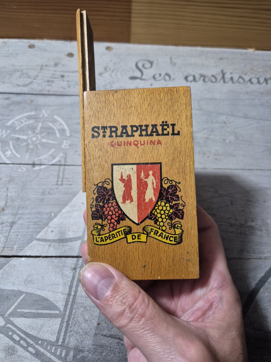 Illustration de Ancien porte carte en bois