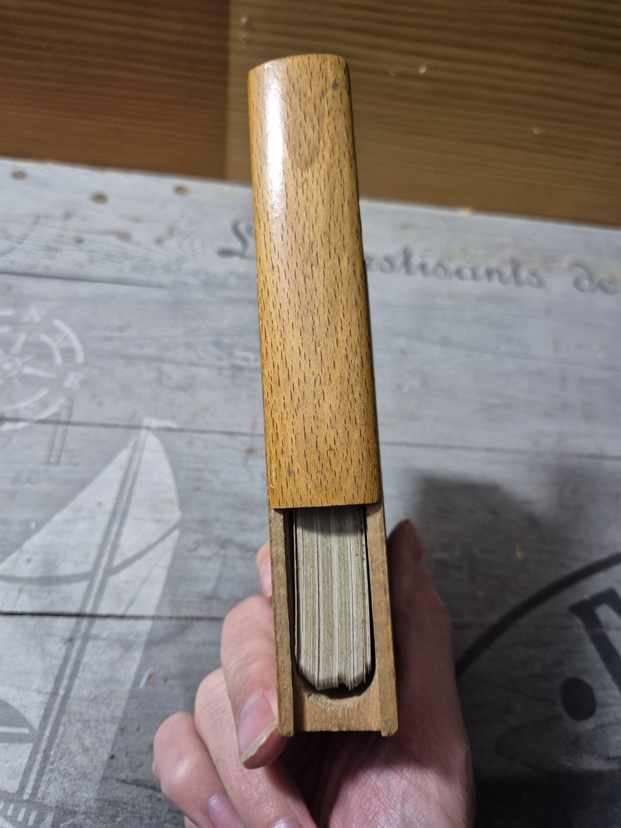 Illustration de Ancien porte carte en bois