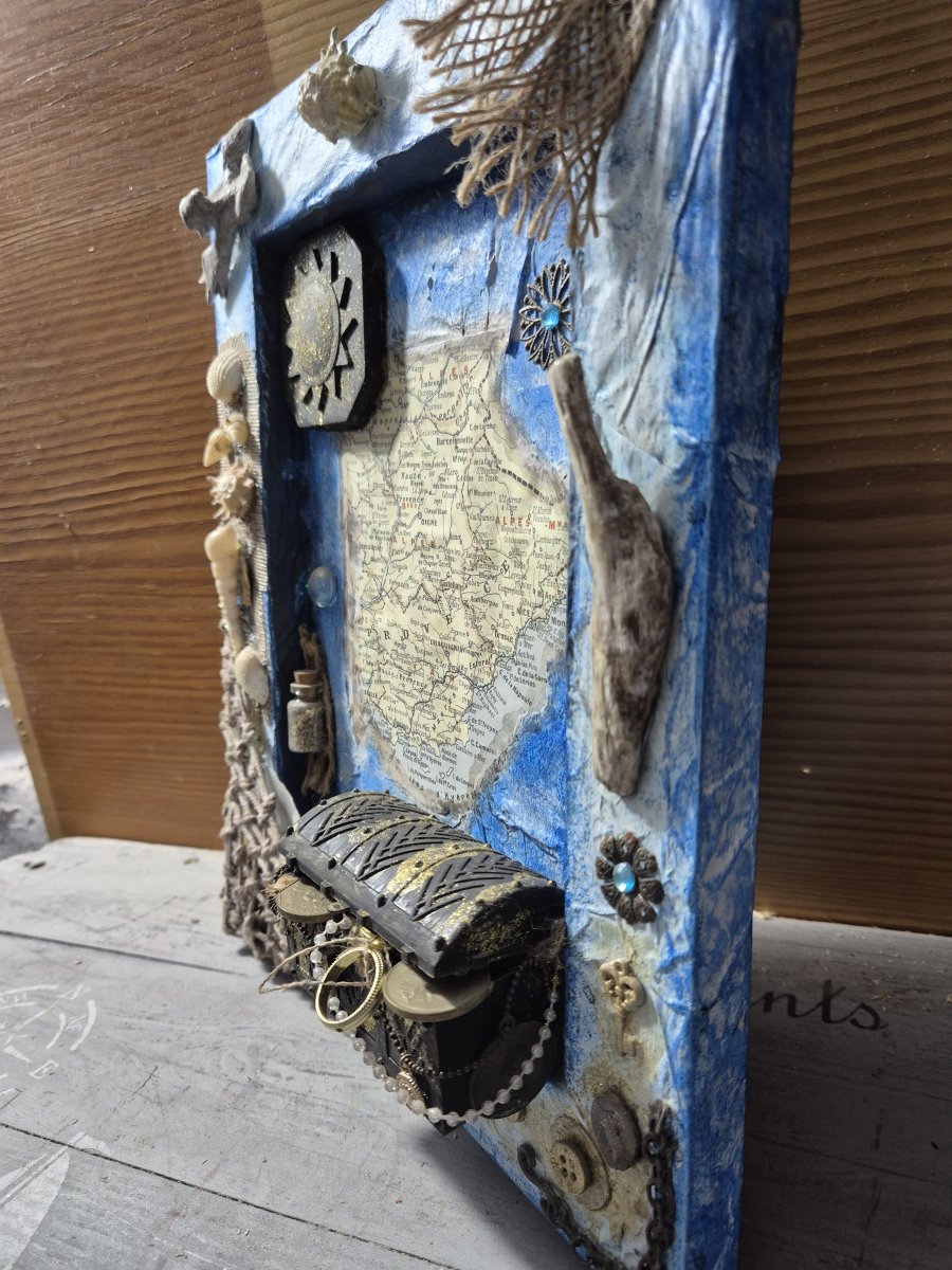 Illustration de Petit tableau relief "chasse aux tresors "