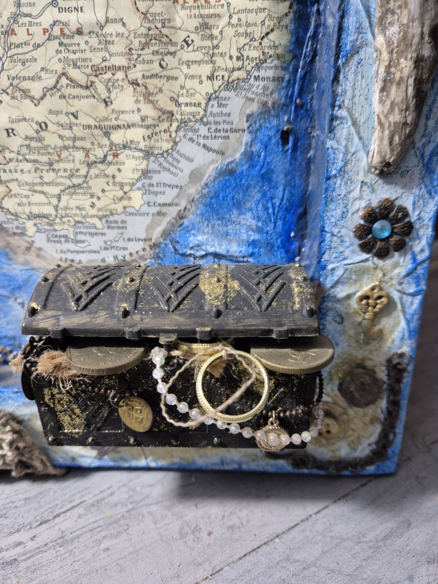 Illustration de Petit tableau relief "chasse aux tresors "