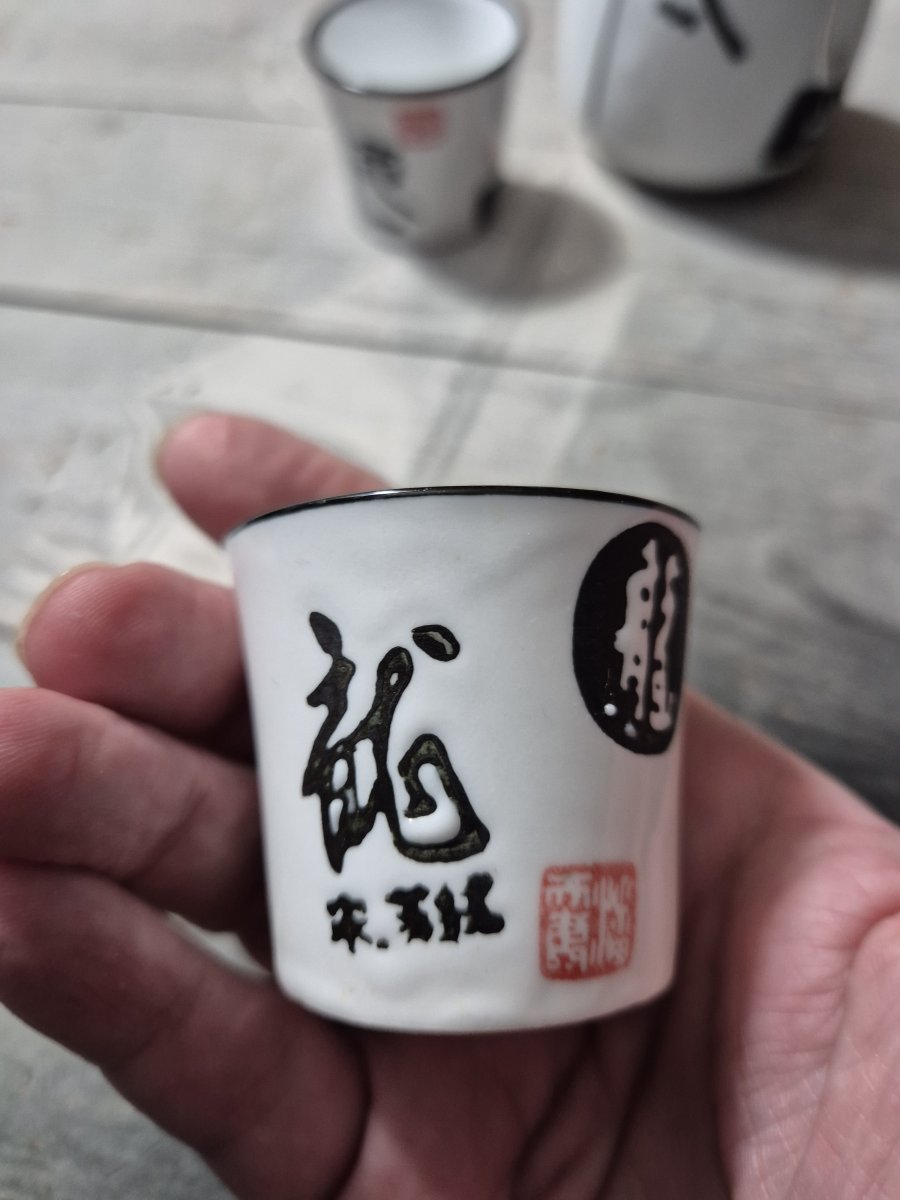 Illustration de Pot à saké avec 2 tasses