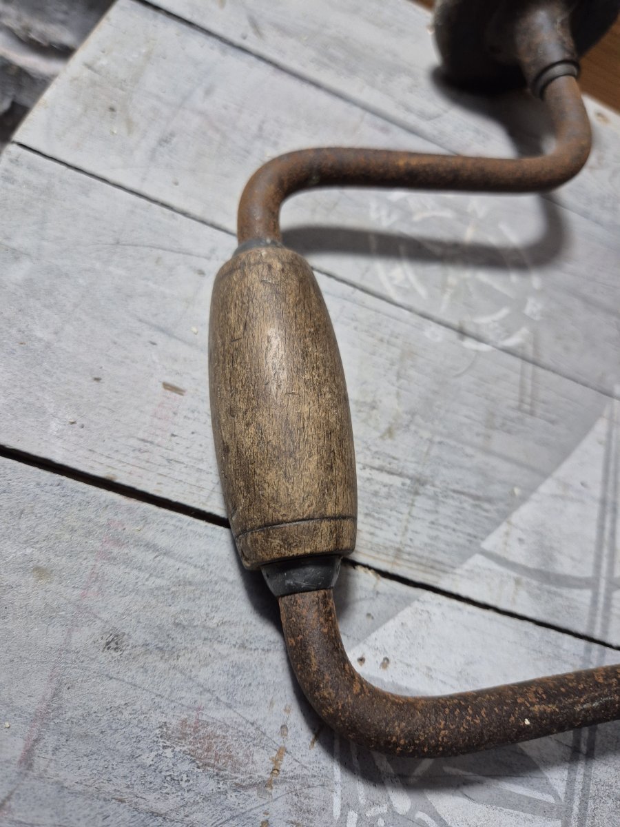 Illustration de Ancienne chignole. En l'état.