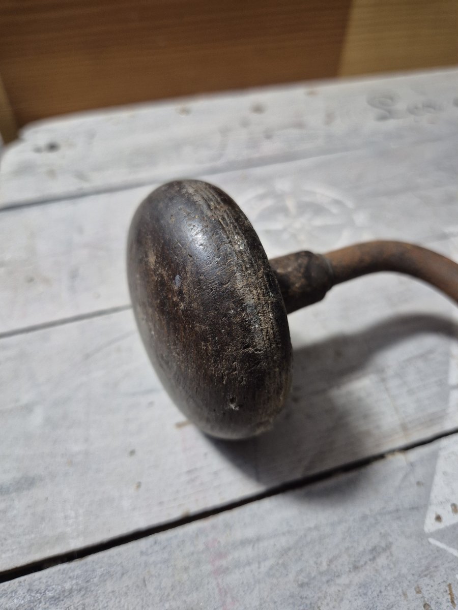 Illustration de Ancienne chignole. En l'état.