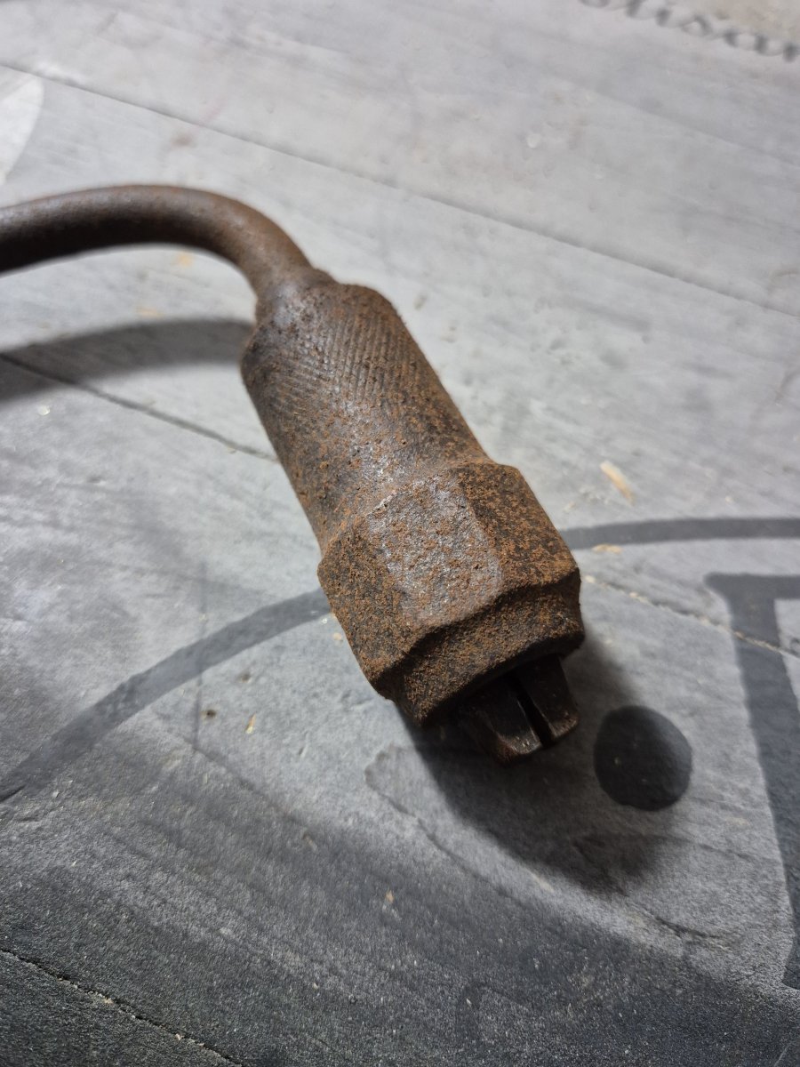 Illustration de Ancienne chignole. En l'état.