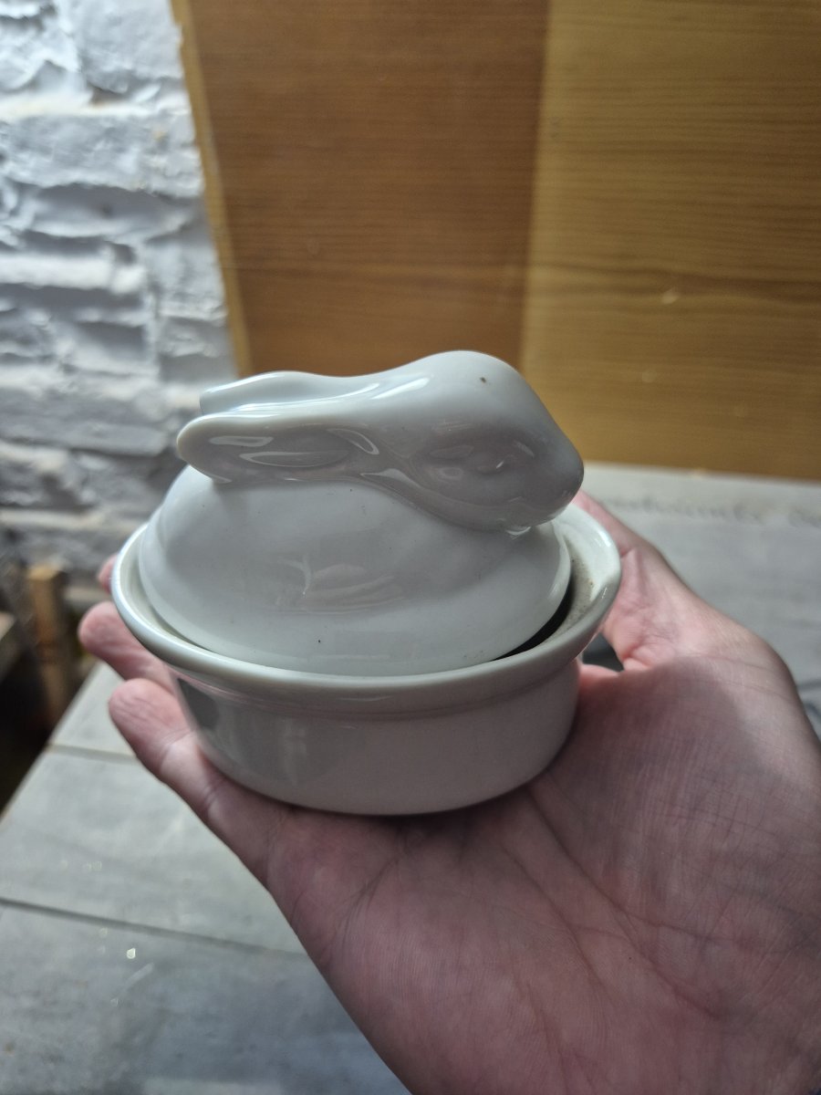 Illustration de 4 petites terrine lapin.