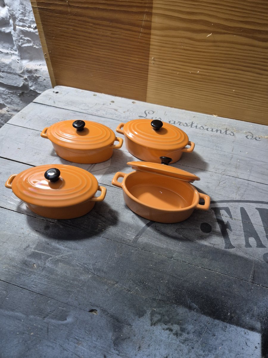 Illustration de 4 petits caquelons