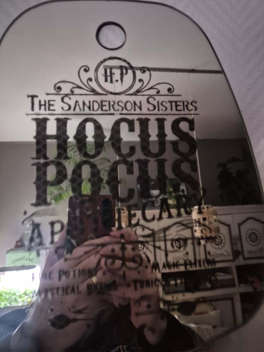 Illustration de Joli miroir avec gravure "Hocus Pocus "