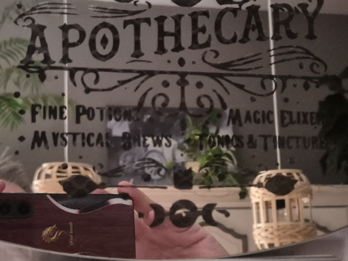 Illustration de Joli miroir avec gravure "Hocus Pocus "