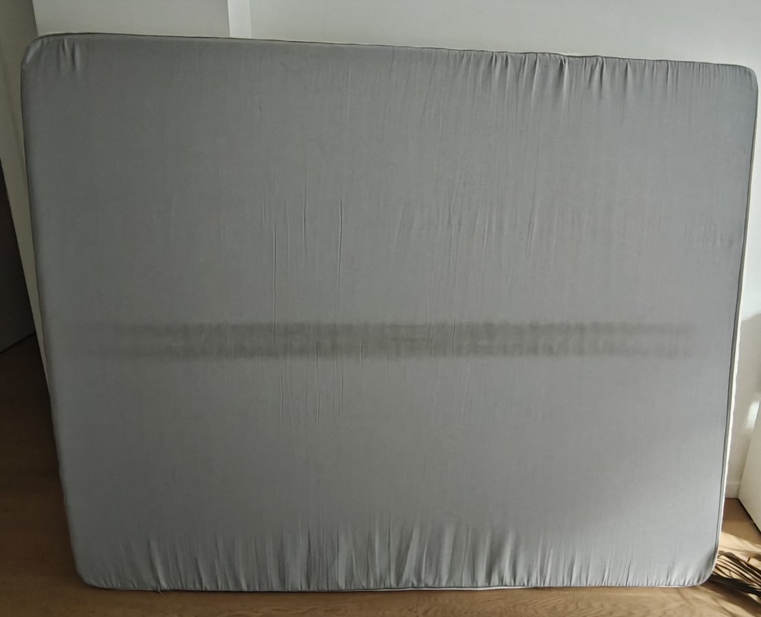Illustration de Donne grand matelas IKEA