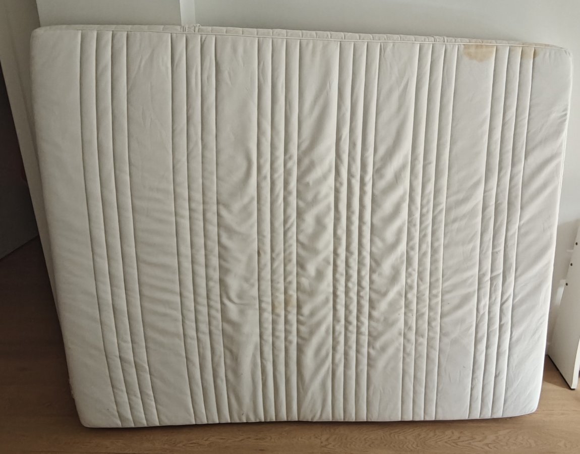 Illustration de Donne grand matelas IKEA