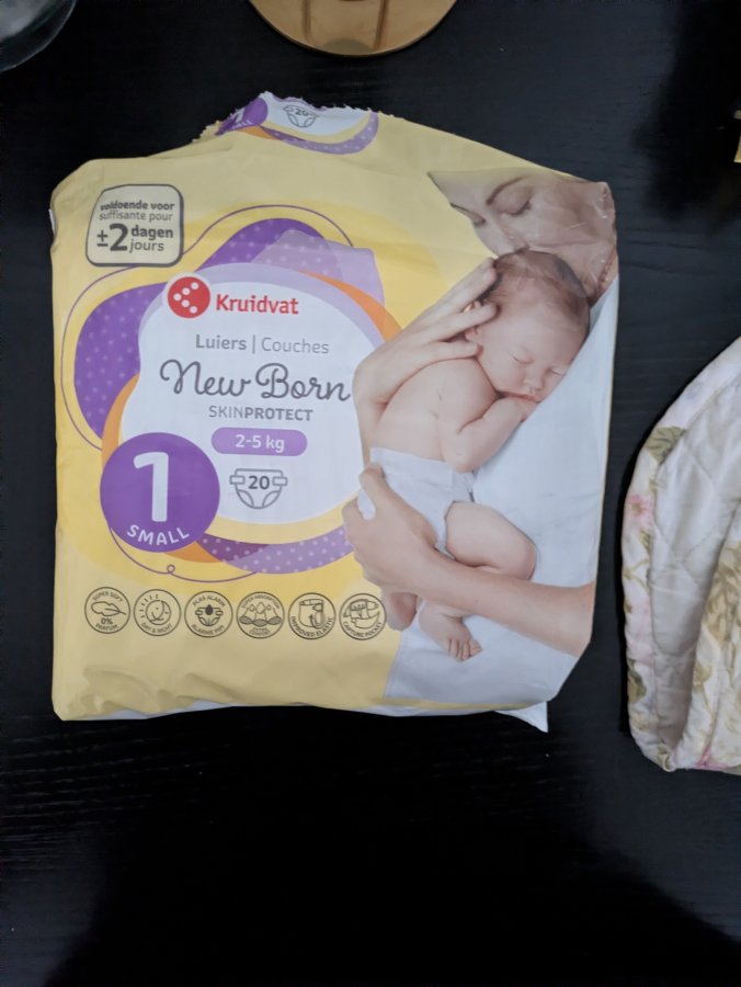 Illustration de Couches bébé 2-5kg