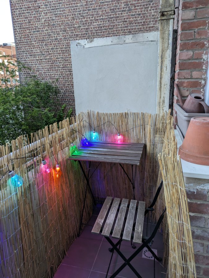 Illustration de Table et 2 chaises de balcons
