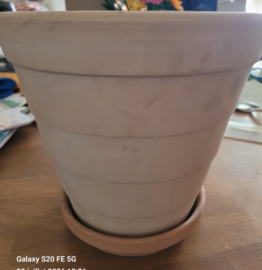 Illustration de Nouveau pot de fleur