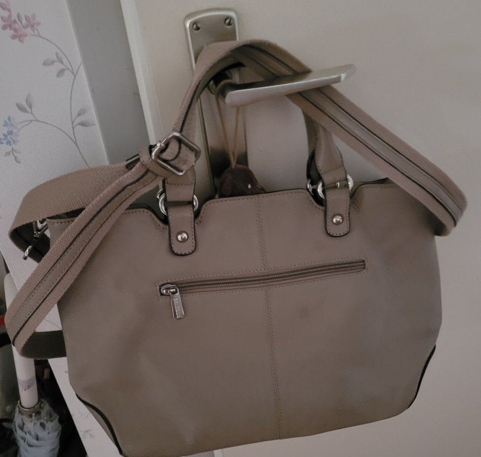Illustration de Grand sac bandoulière