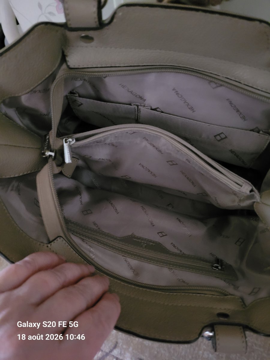 Illustration de Grand sac bandoulière