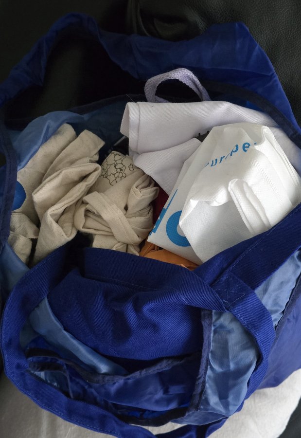 Illustration de Grand sac rempli de dizaines de sacs réutilisables