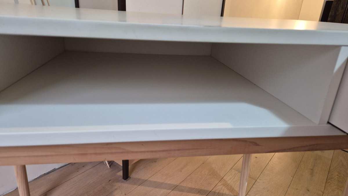 Illustration de Joli bureau enfant-ado