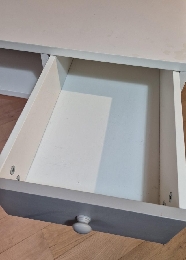 Illustration de Joli bureau enfant-ado