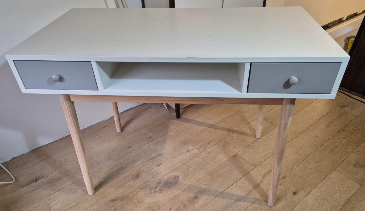 Illustration de Joli bureau enfant-ado