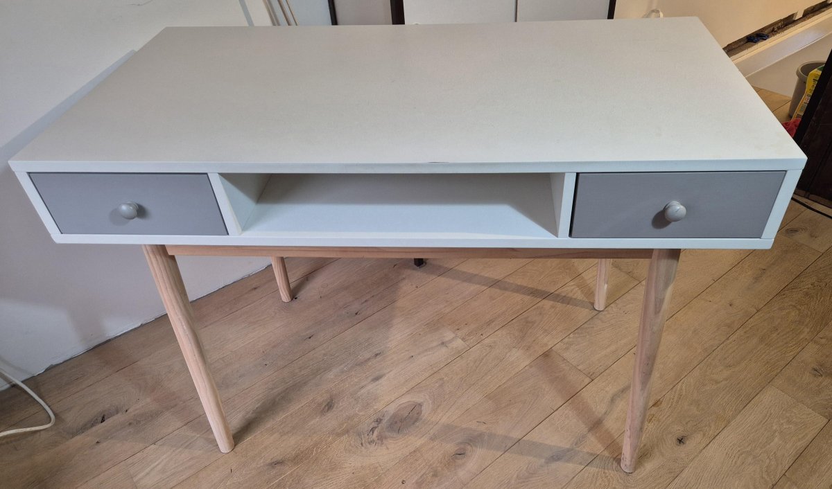 Illustration de Joli bureau enfant-ado