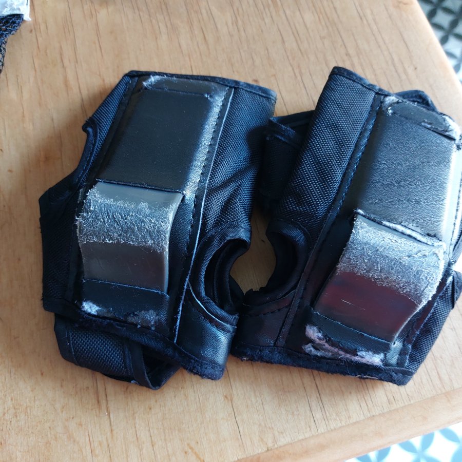 Illustration de Protections skate