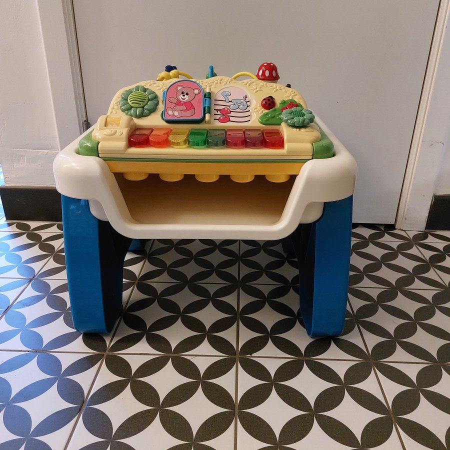 Illustration de Table de jeu enfant