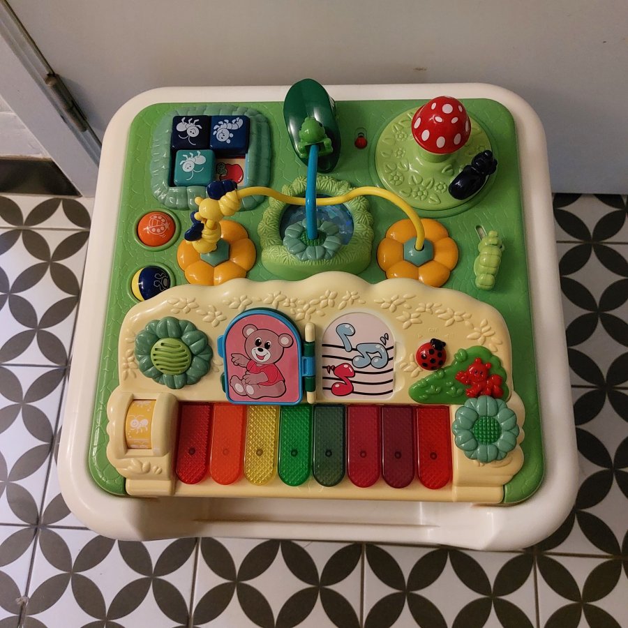 Illustration de Table de jeu enfant