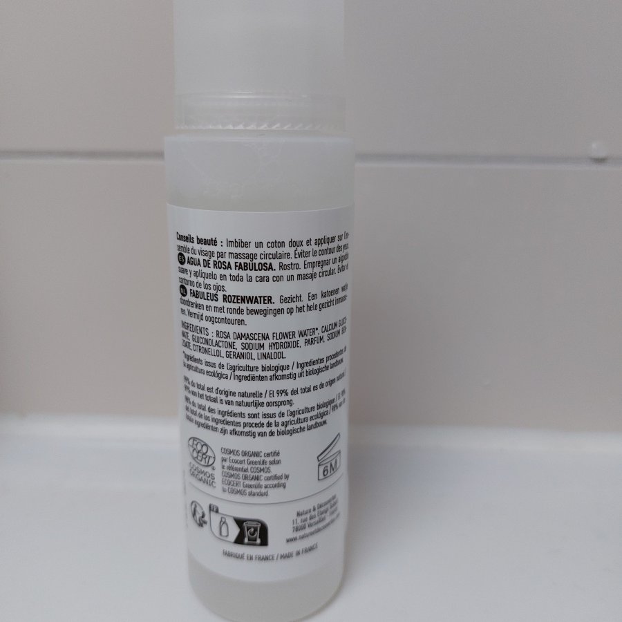 Illustration de Eau de rose bio