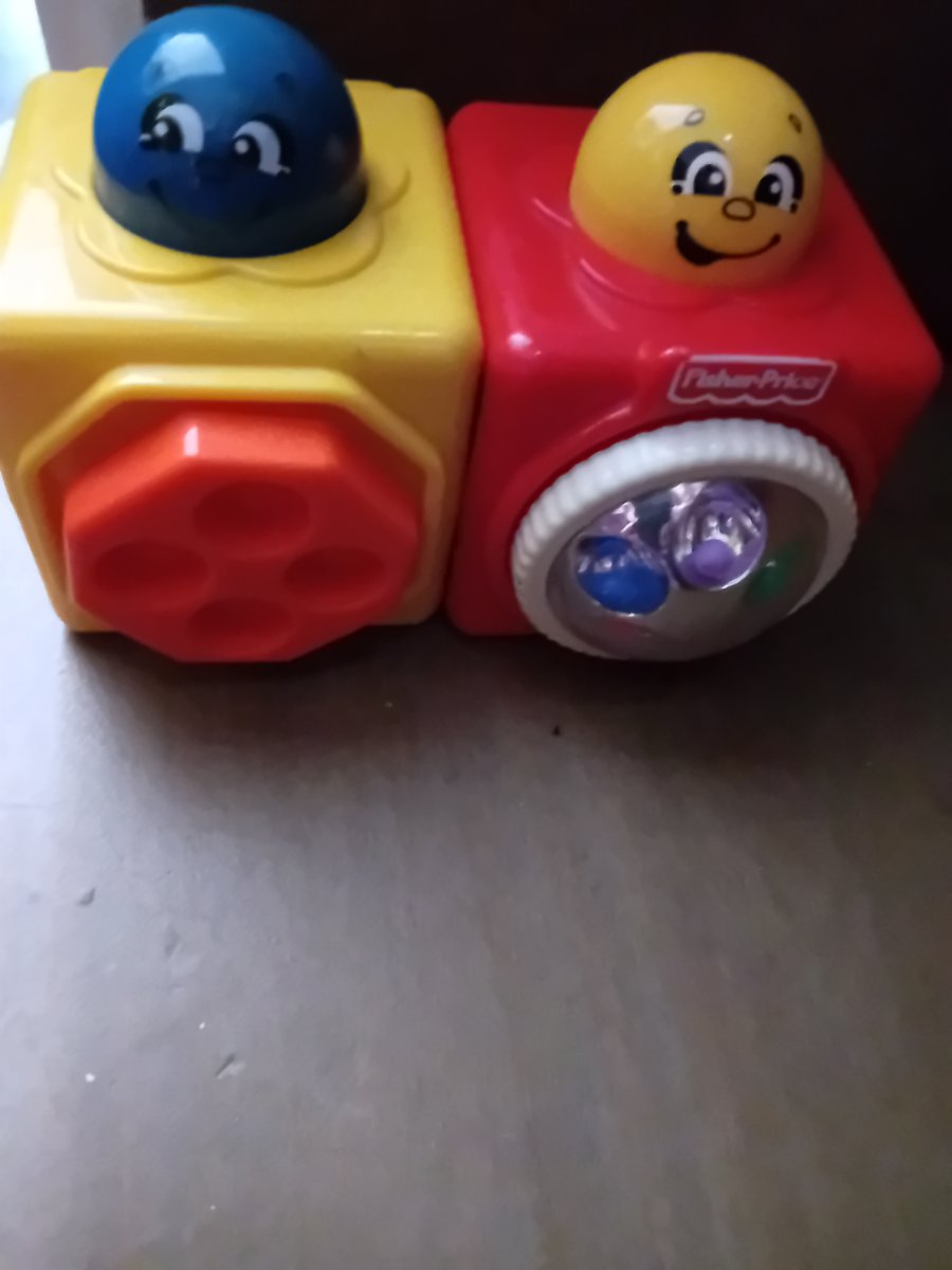 Illustration de 2 Cubes d activités fisher price