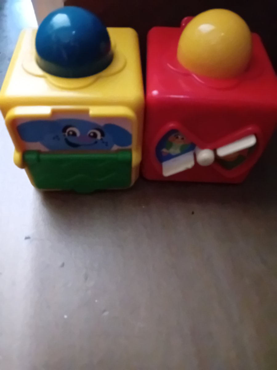 Illustration de 2 Cubes d activités fisher price