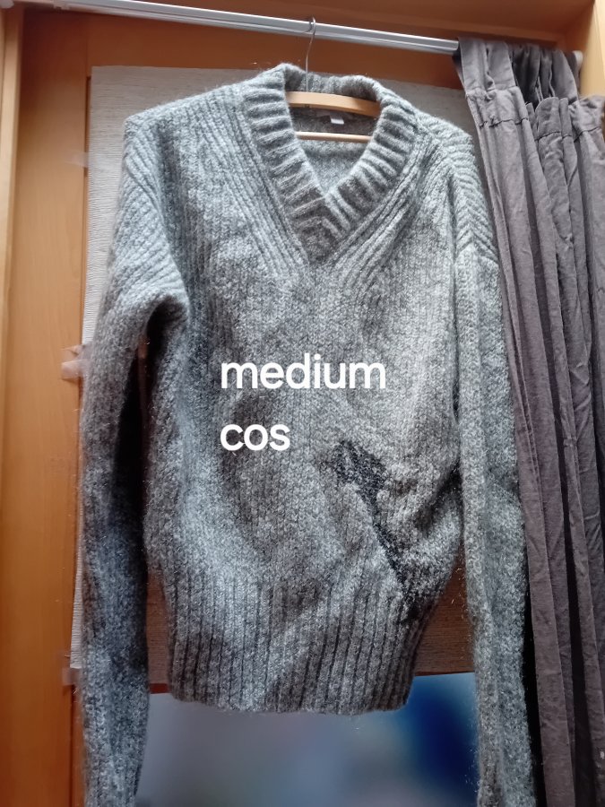 Illustration de Pull en laine Cos
