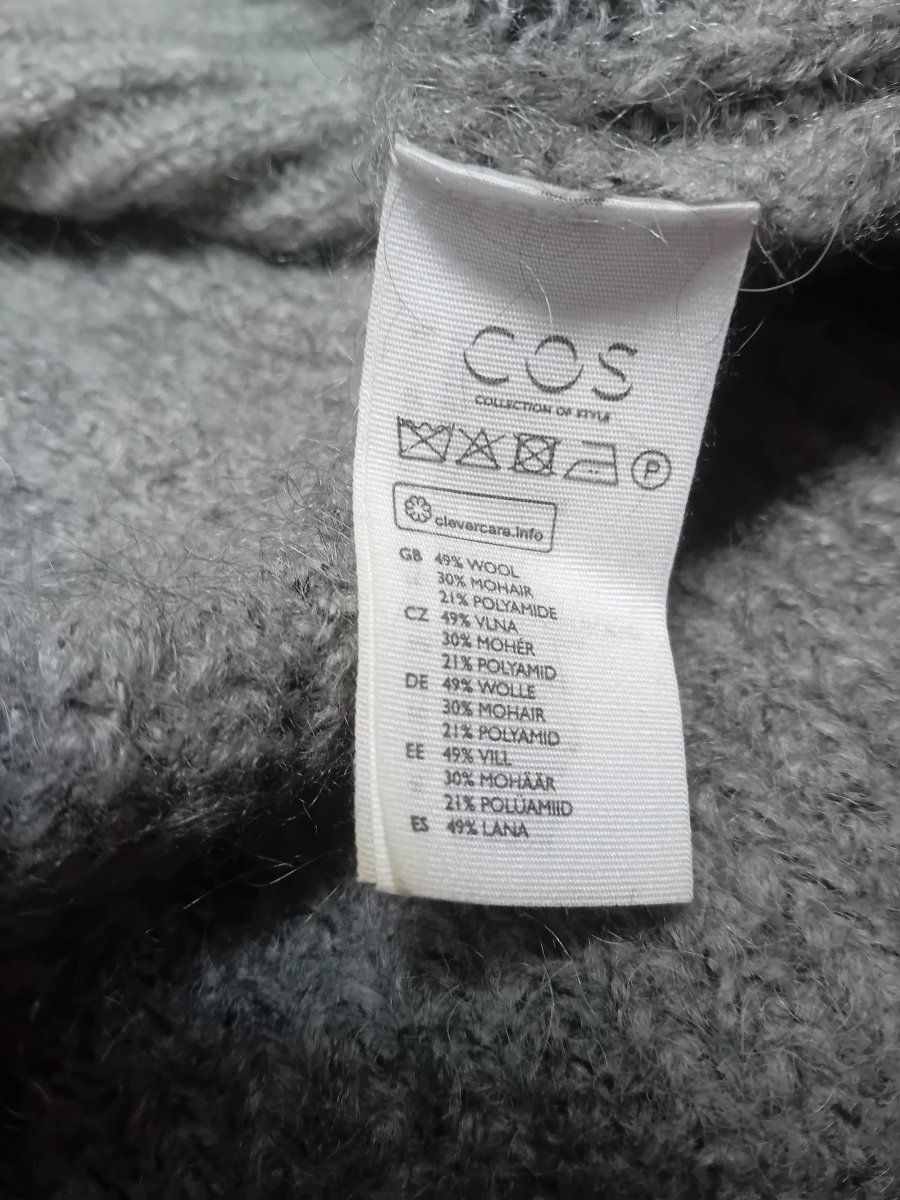 Illustration de Pull en laine Cos