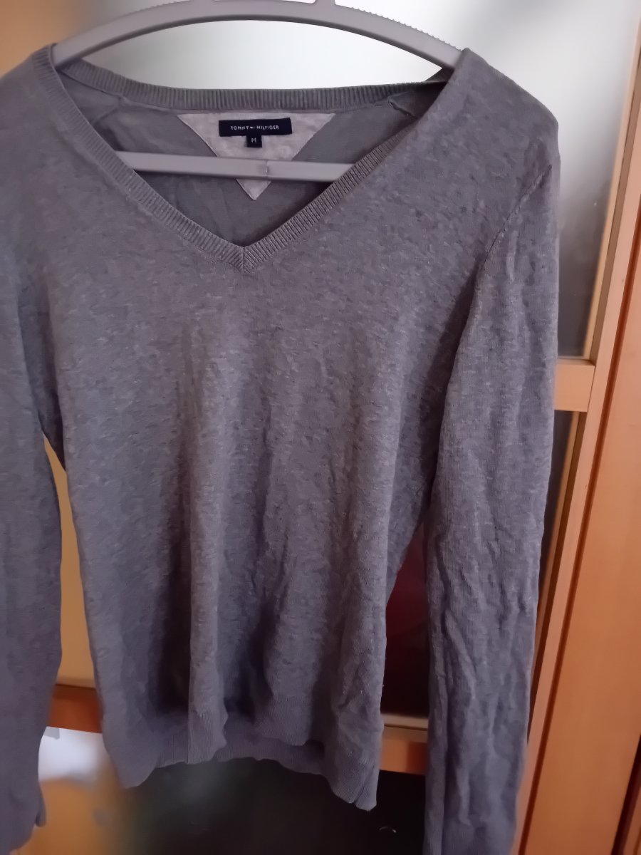 Illustration de Pull gris Medium